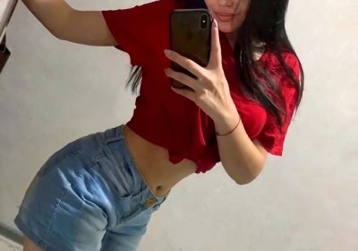 ablam evden çıkarken bikinilerinin üstüne bir şey giyeden çıkıyor
